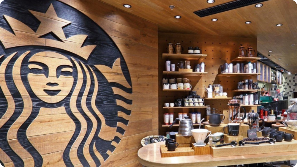 Фирменный знак кофейни, интегрированный в интерьер